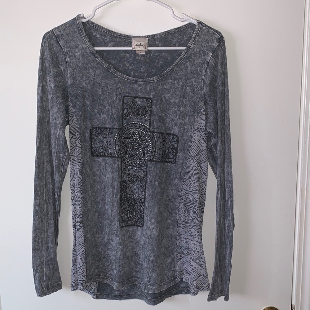 Gray fitted long sleeve with a nice flow on sides!